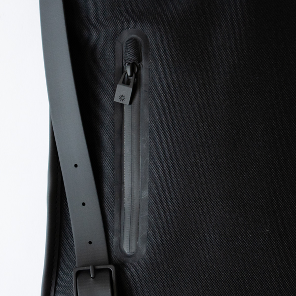 サイドにスマホなど小物収納できるポケットがついています(01 Black)