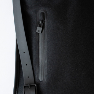 サイドにスマホなど小物収納できるポケットがついています(01 Black)