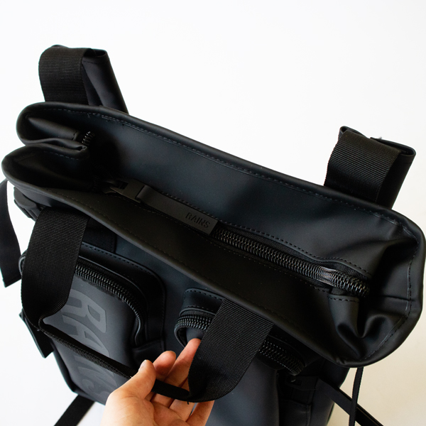 口はファスナーで開け閉めします(01 Black)