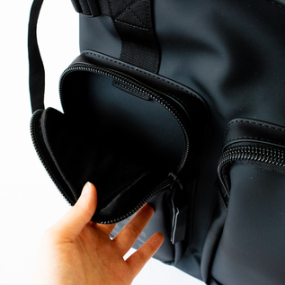 深さとマチのあるポケットが二つ(01 Black) 深さとマチのあるポケットが二つ(01 Black)