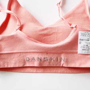 新品タグ付ダンスキンDANSKIN ヨガウェア　インナーブラ付き　アイボリー DANSKIN ◇メール便対応商品◇【在庫処分品】DANSKIN