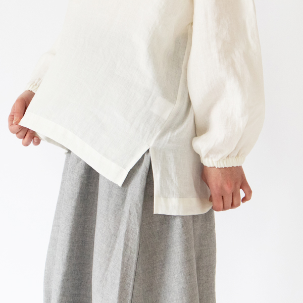 サイドのスリット(OFF WHITE)