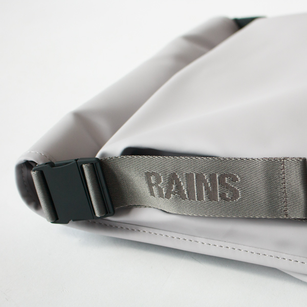 ストラップにはRAINSのロゴ(11 Flint)