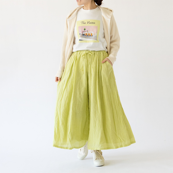 脚に貼り付かず、シルエットも隠せます（若草色・身長162cm）