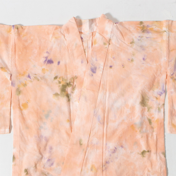 籠染は生地の手繰り方によって柄の出方が変わってくるため、ふたつとして同じ模様ができることはなく、唯一無二の柄に染まります