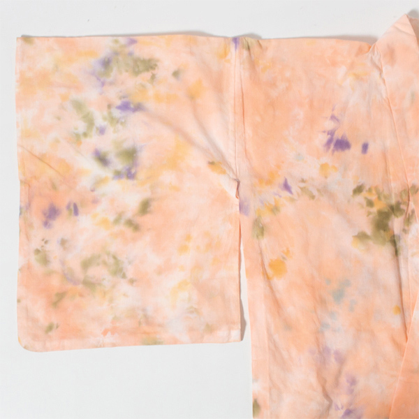 海を越えた異国の地に思いを馳せて染色で表現していて、SUNSET orange marbleはロサンゼルスの大きな夕陽をイメージしているのだそう。