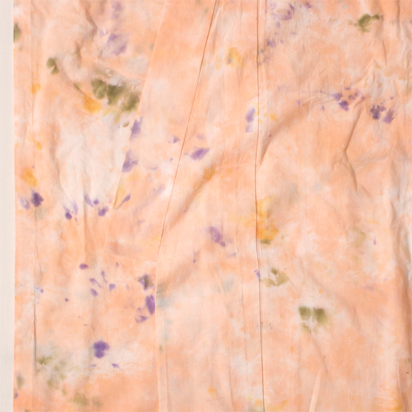 生地の上で染料を混ぜることで、独特な色と柄が生まれます。