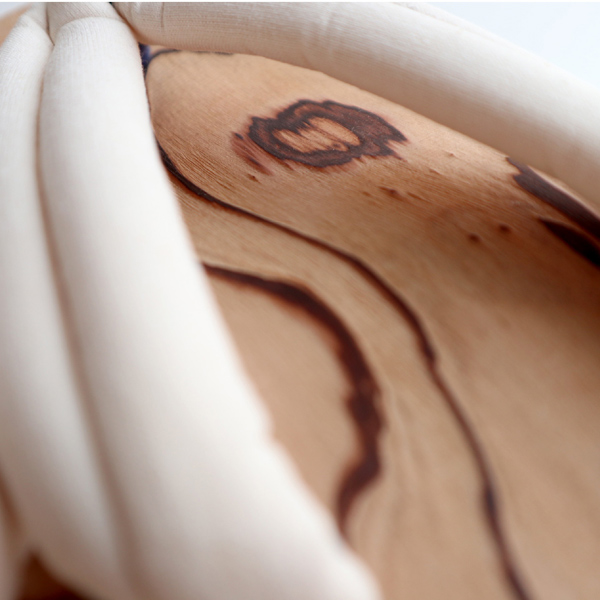 木目を焼くことで表面に凹凸が生まれ、汗で張り付きにくくなっています。