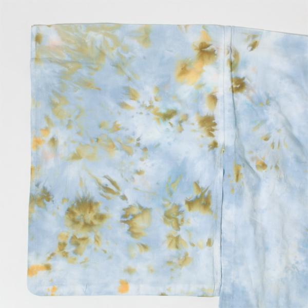 海を越えた異国の地に思いを馳せて染色で表現していて、MORNING SKY right blue marbleは、カリフォルニアの朝の澄んだ空をイメージしています。 海を越えた異国の地に思いを馳せて染色で表現していて、MORNING SKY right blue marbleは、カリフォルニアの朝の澄んだ空をイメージしています。