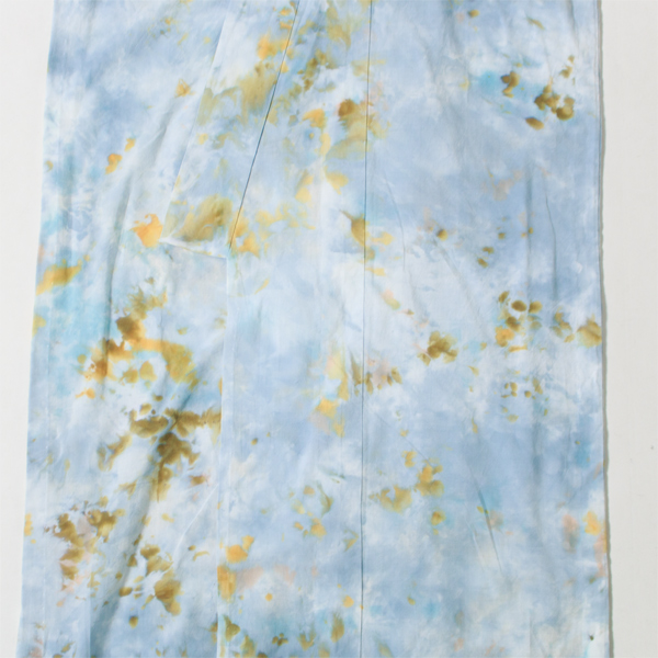 籠染は生地の手繰り方によって柄の出方が変わってくるため、ふたつとして同じ模様ができることはなく、唯一無二の柄に染まります。 籠染は生地の手繰り方によって柄の出方が変わってくるため、ふたつとして同じ模様ができることはなく、唯一無二の柄に染まります。