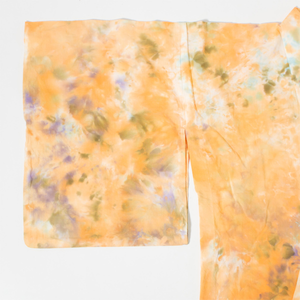 海を越えた異国の地に思いを馳せて染色で表現していて、SUNSHINE yellow marbleはロサンゼルスのカラッとした太陽をイメージしているのだそう。
