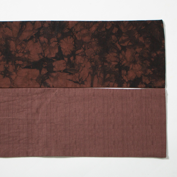 表面は縦縞の無地のジャガード。裏面はシーチング生地を籠染で仕上げています。