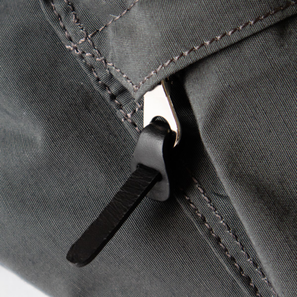 丹念に磨き上げられたレザーの引き手(STEEL GREY)