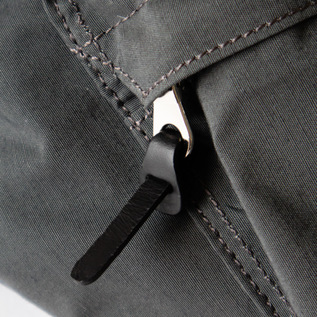 丹念に磨き上げられたレザーの引き手(STEEL GREY)