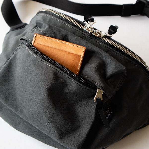 前ポケットは、よく取り出す荷物の収納に(STEEL GREY)