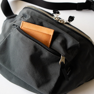 前ポケットは、よく取り出す荷物の収納に(STEEL GREY)