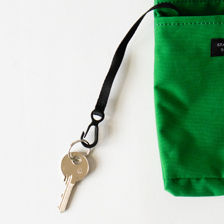 前面オープンポケットの中には長めの紐付きのスナップフックが付いています(SLING PURSE M) 前面オープンポケットの中には長めの紐付きのスナップフックが付いています(SLING PURSE M)