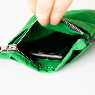 ジップ付きのメインスペース(SLING PURSE M) ジップ付きのメインスペース(SLING PURSE M)