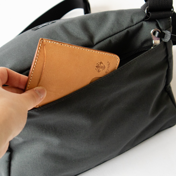 背面のファスナーポケット(STEEL GREY)