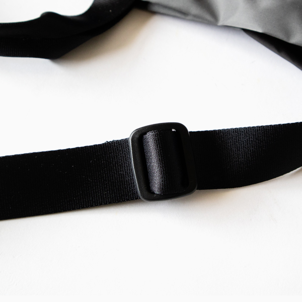 ショルダーは長さ調節が可能です(CHARCOAL GREY)