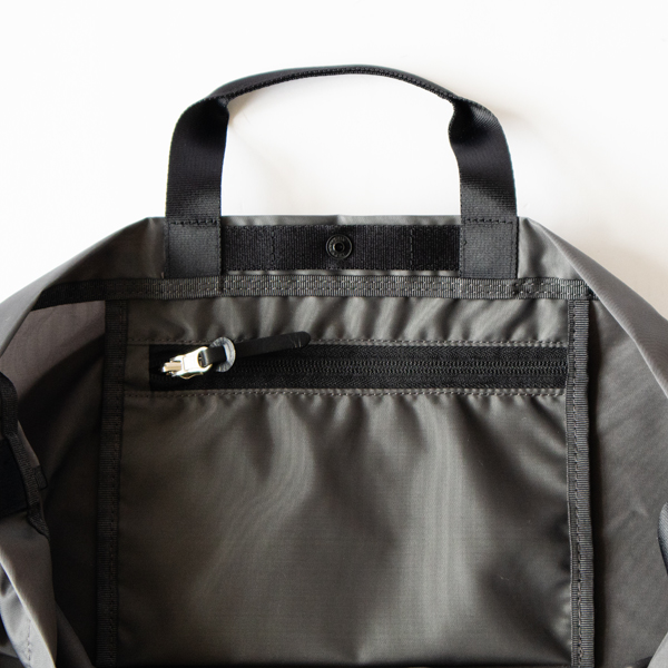 小物の整理に便利な吊りポケット(CHARCOAL GREY)