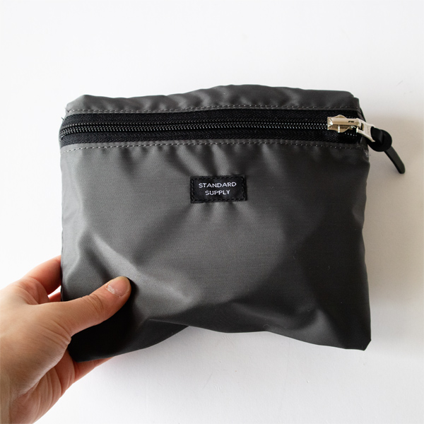 吊りポケットに本体を折りたたんで収納することができます(CHARCOAL GREY)