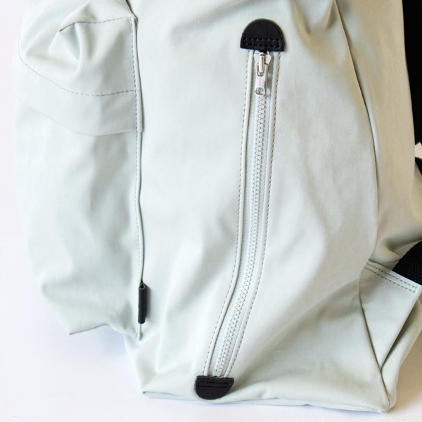サイドファスナーで荷物の出し入れがしやすく(LIGHT GRAY)
