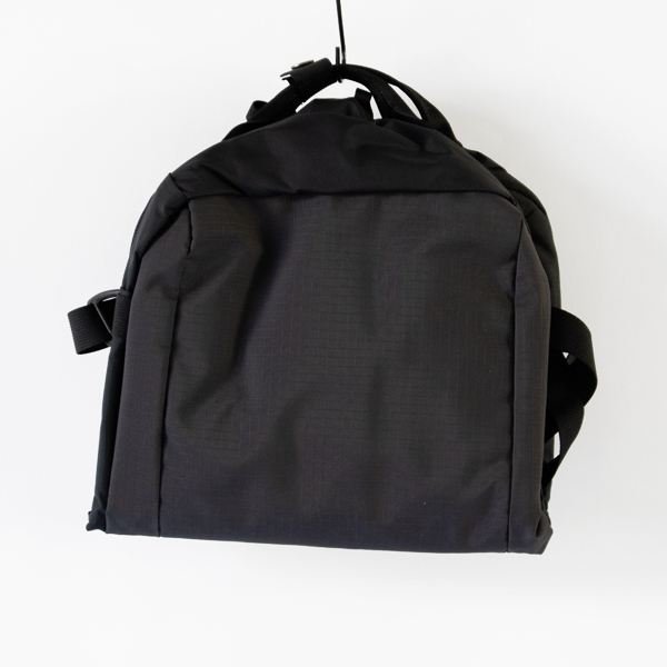使用しない時はパタンと半分に折り畳めます(BLACK)