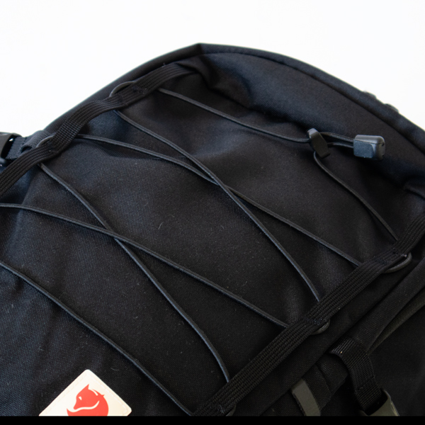 脱いだ衣類などを挟んで持ち運べます(BLACK)