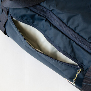 外側にもポケットが付いています(NAVY) 外側にもポケットが付いています(NAVY)