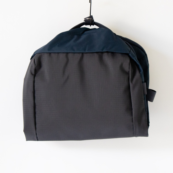 使用しない時はパタンと半分に折り畳めます(NAVY)