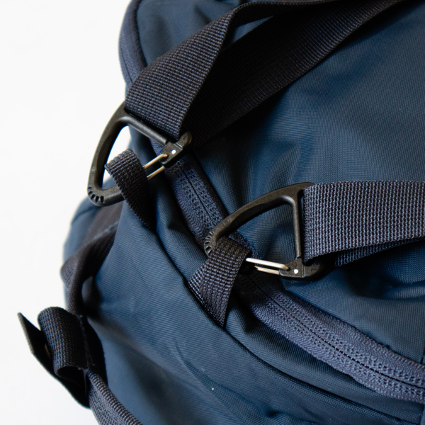 バックパックとして使用する際は、リュック上部にショルダーを付け替えます(NAVY)