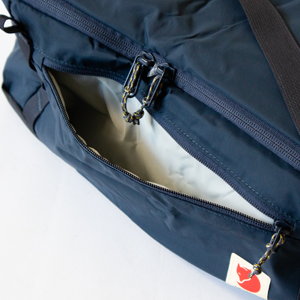 外側にもポケットが付いています(NAVY)