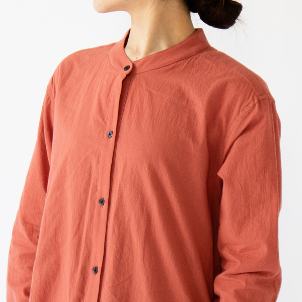 衿は寝かし気味のスタンドカラー(身長162cm、PINK)