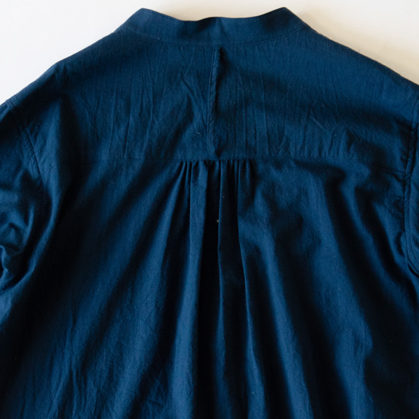 ヨーク下にはギャザー入り(NAVY)