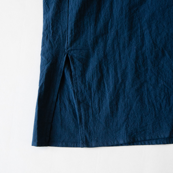 両脇にスリットあり(NAVY)