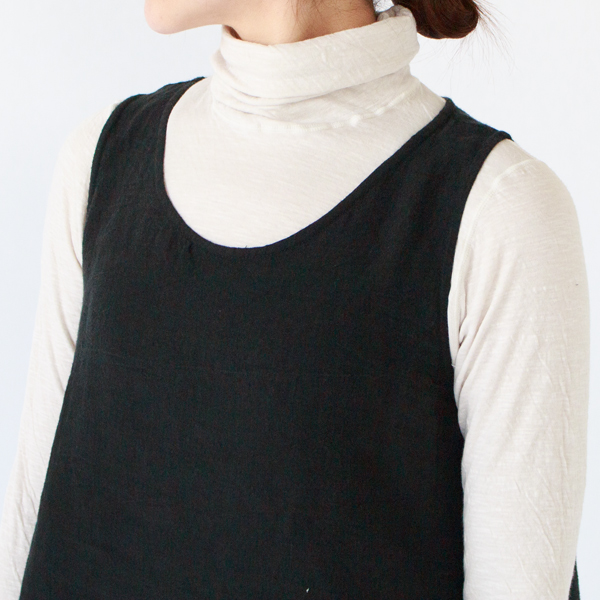 長袖インナーと重ねても素敵です(身長162cm、BLACK)