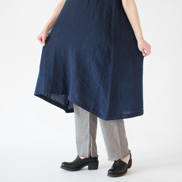 裾の角がデザインポイントです(身長162cm、NAVY)