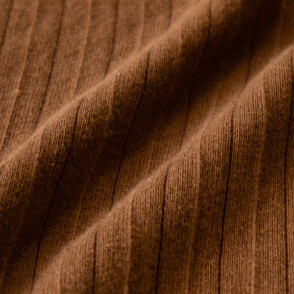 針抜き編みで生まれた畝の凹凸がストライプ模様のように表現されています。(BROWN)