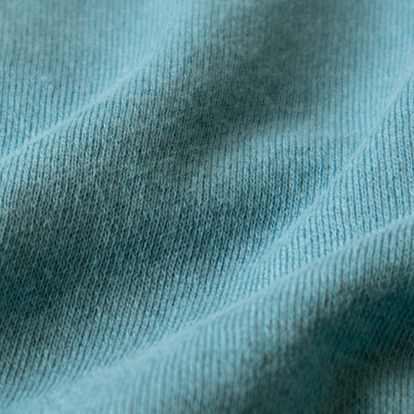 風になびく薄さでありながら、裏毛ならではの良さをもっています(BLUE GREY)