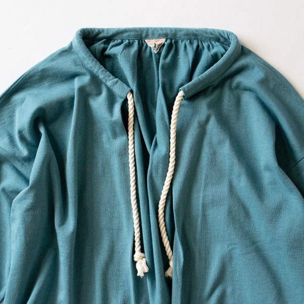 紐は結んでも垂らしても着られます(BLUE GREY)