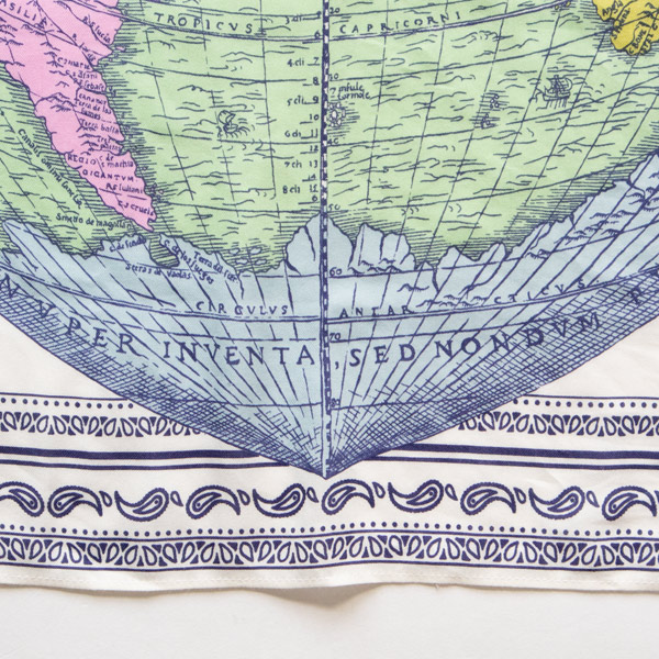 世界地図が描かれたストール(WHITE)