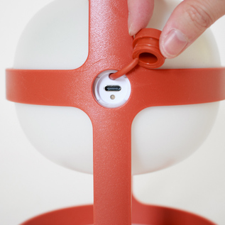 USB TypeCのケーブルで充電が可能です。※商品に充電ケーブルやアダプターの付属はありません。 USB TypeCのケーブルで充電が可能です。※商品に充電ケーブルやアダプターの付属はありません。