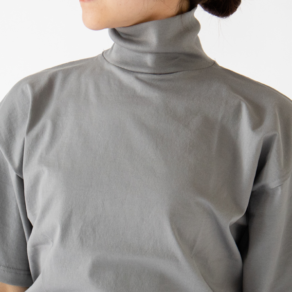 長めのネックで大人っぽい印象に(CALCE) 長めのネックで大人っぽい印象に(CALCE)