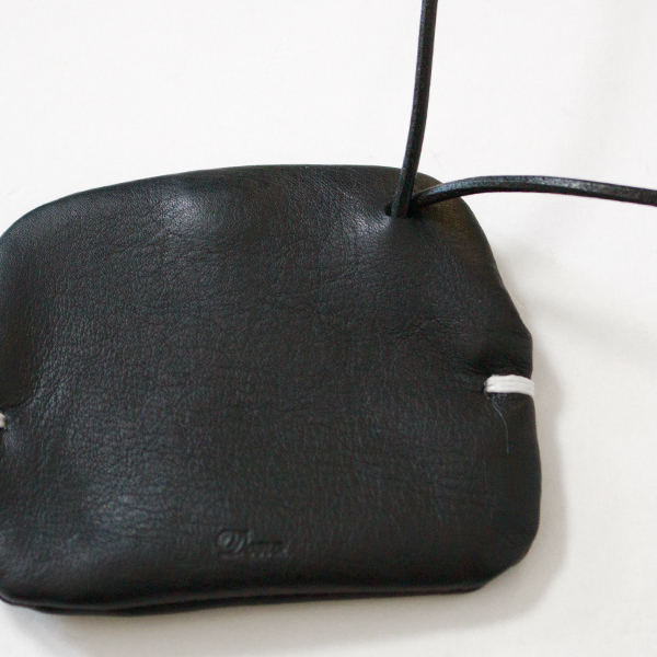 小はストラップが付いています