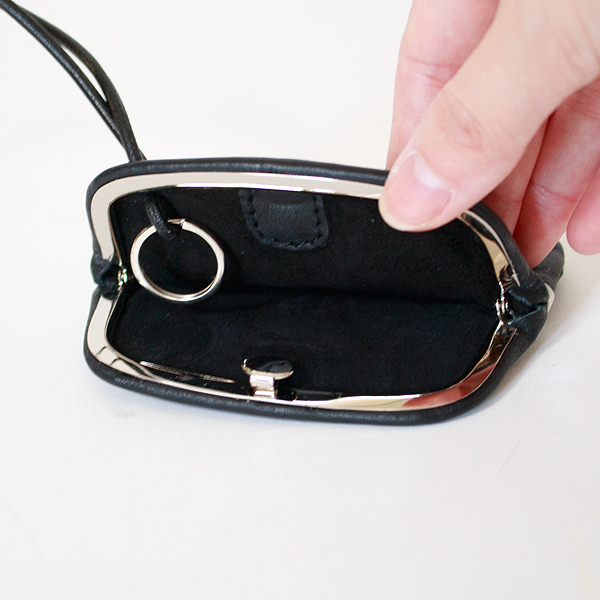 小には仕切りやポケットがありません(小)