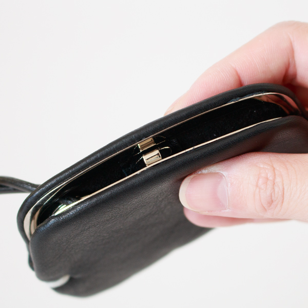 留め具がポーチ内部に隠れている天溝がま口（小）