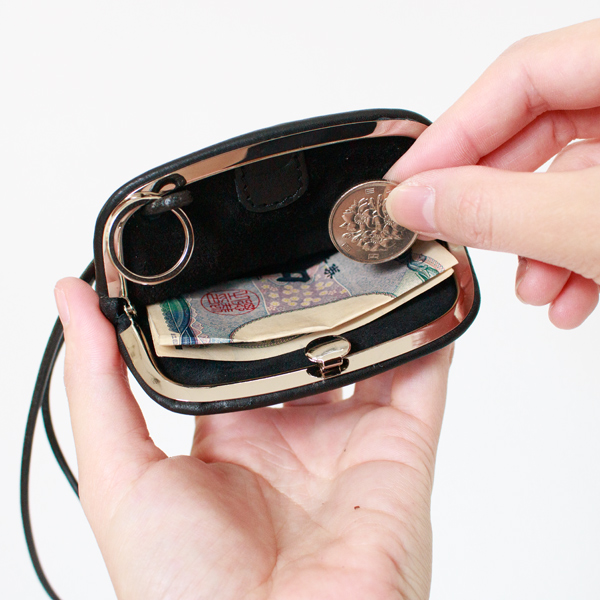 小はお札を3つ折りにして収納できます