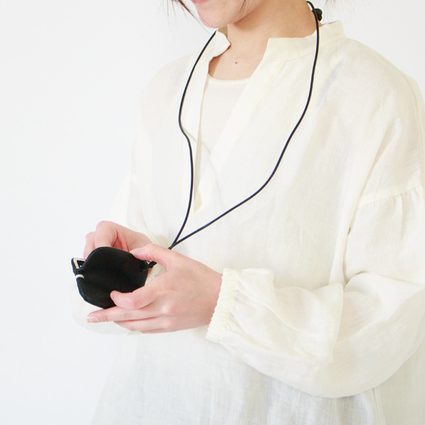 小はストラップ付きで首から下げられます（小）