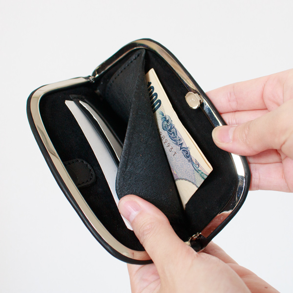 大はお札用のポケット付き